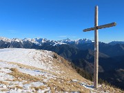 56 Al ligneo grande crocione con vista in Orobie (Arera-Menna)